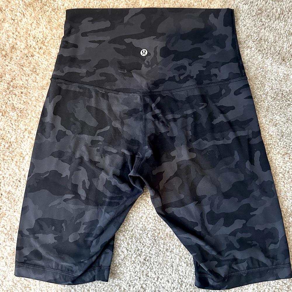 Lululemon High Rise Shorts 10” Black Camouflage Sz 8